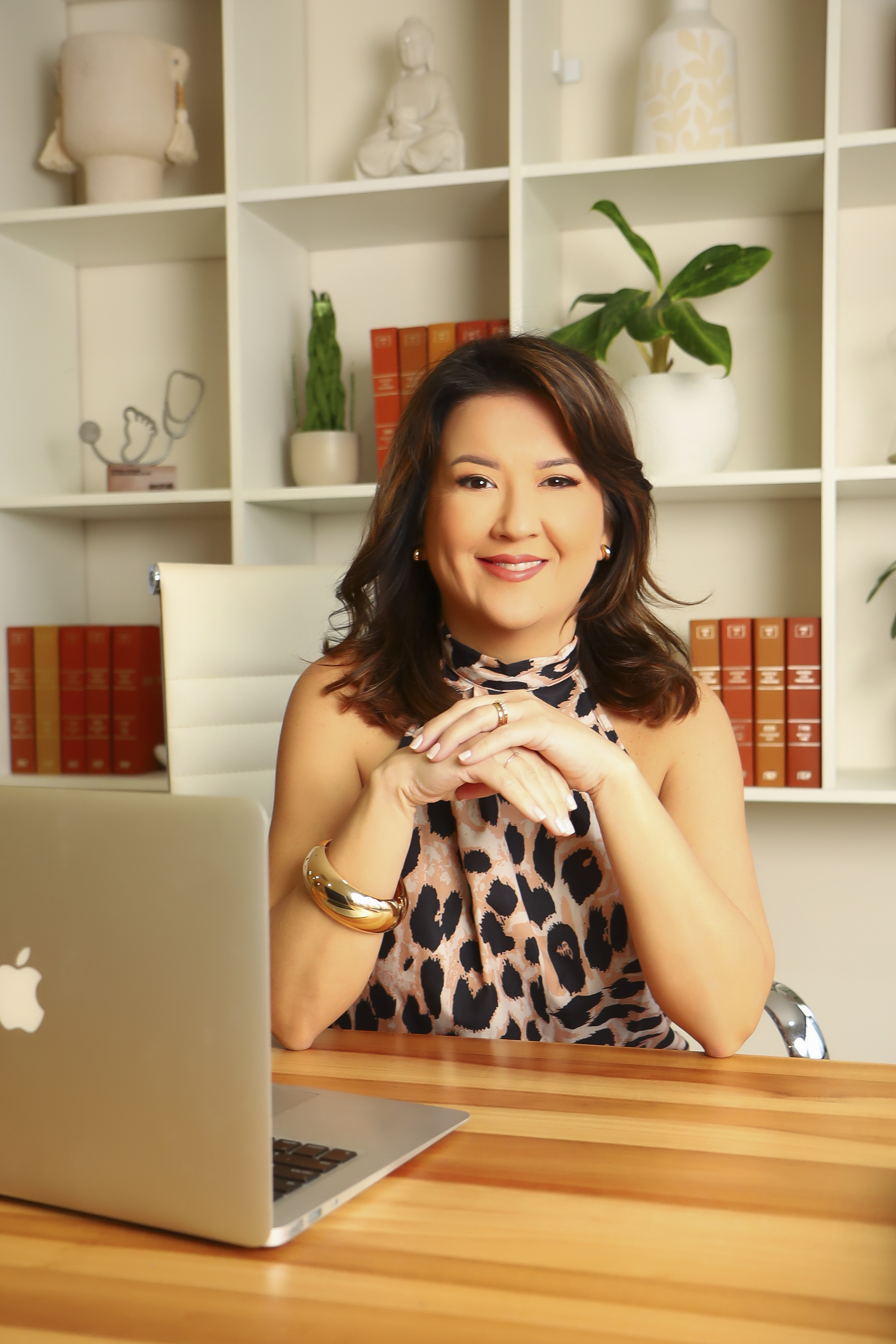 Dra. Adriane Yamamoto em seu consultório