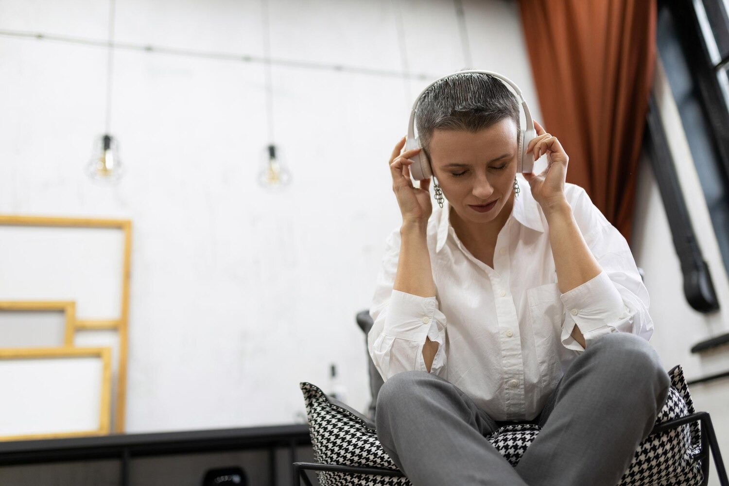 Successful Woman Financier Listens Music Break Relaxes 88135 41700 Successful Woman Financier Listens Music Break Relaxes 88135 41700